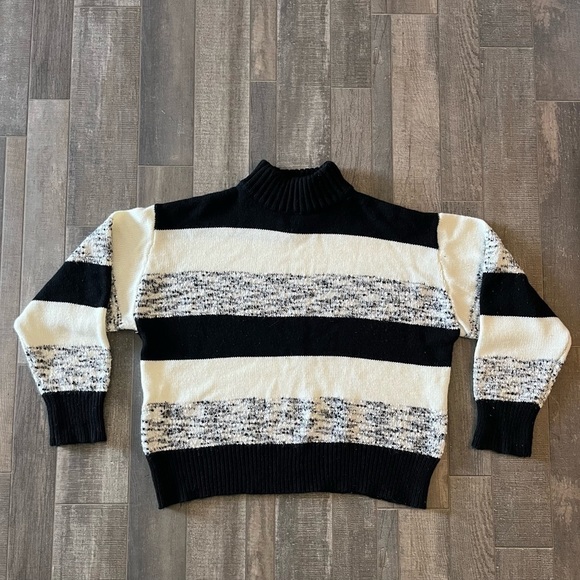 Small Turtle Neck Sweater - Picture 2 of 3